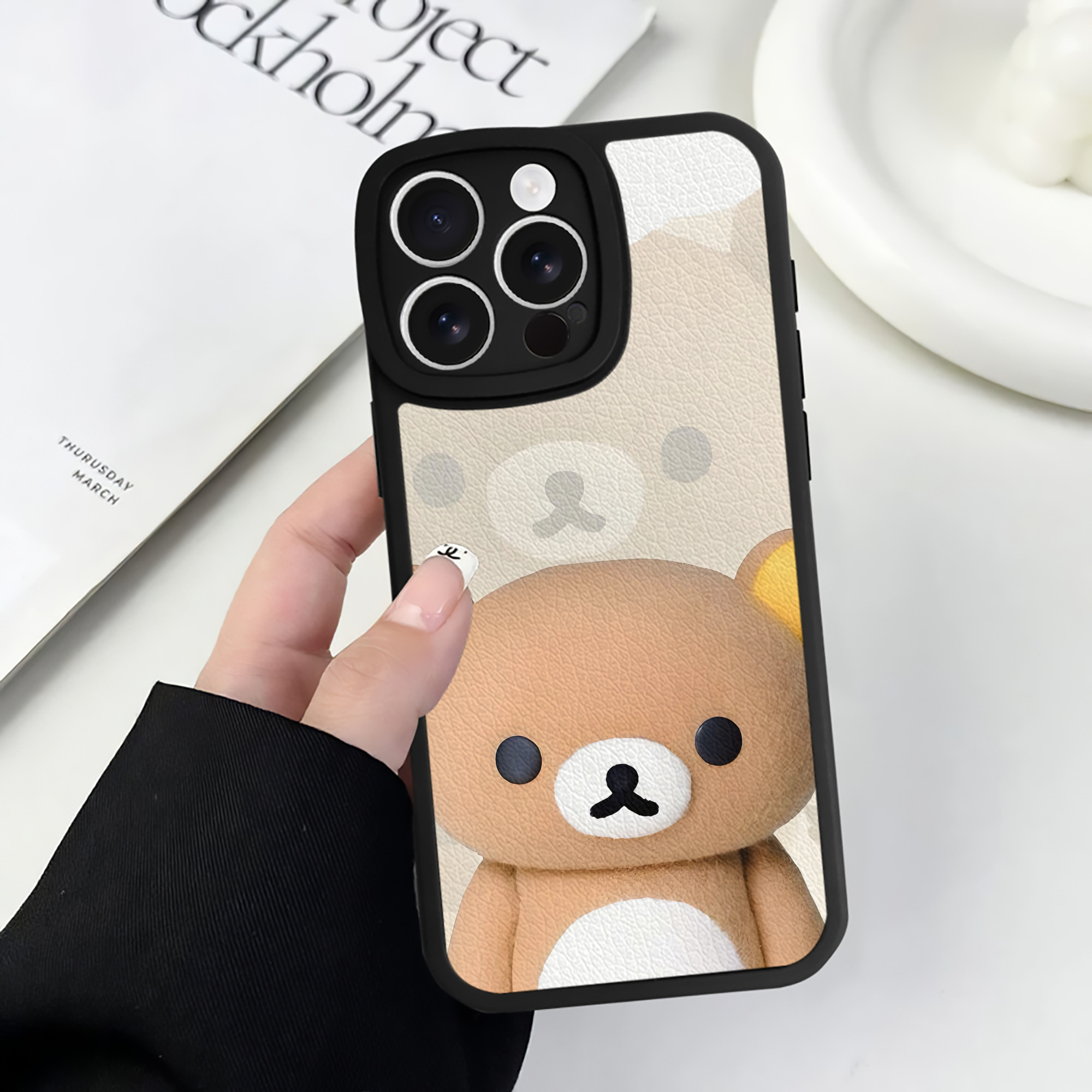 （画像用） リラックマ リラックマ キイロイトリ Rilakkuma Korilakkuma Kiiroitori 【iPhone 16シリーズ対応】シリコンスマホケース（レザー調） 材質：シリコン
